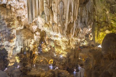 Vietnam, Halong Körfezi 'ndeki Thien Cung Mağarası' nda (Cennet Mağarası) güzel akarsu taşları ve sarkıtlar var. Thien Cung Mağarası Halong Körfezi 'ndeki en büyük ve en güzel mağaralardan biridir. UNESCO