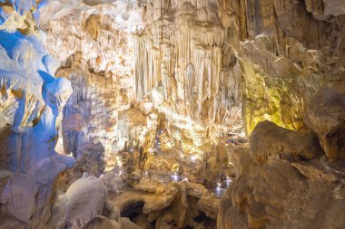 Vietnam, Halong Körfezi 'ndeki Thien Cung Mağarası' nda (Cennet Mağarası) güzel akarsu taşları ve sarkıtlar var. Thien Cung Mağarası Halong Körfezi 'ndeki en büyük ve en güzel mağaralardan biridir. UNESCO