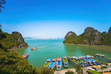 Güneydoğu Asya 'daki Hırsız Mağarası' ndan Halong Körfezi manzaralı güzel bir yer. UNESCO Dünya Mirası Alanı. Vietnam 'ın ünlü mekanı, çok güzel bir doğa harikasıdır.