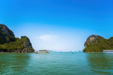 Güneydoğu Asya 'daki Hırsız Mağarası' ndan Halong Körfezi manzaralı güzel bir yer. UNESCO Dünya Mirası Alanı. Vietnam 'ın ünlü mekanı, çok güzel bir doğa harikasıdır.