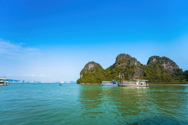 Güneydoğu Asya 'daki Hırsız Mağarası' ndan Halong Körfezi manzaralı güzel bir yer. UNESCO Dünya Mirası Alanı. Vietnam 'ın ünlü mekanı, çok güzel bir doğa harikasıdır.