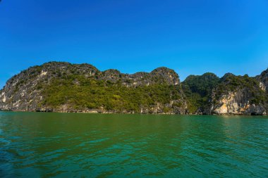 Rock Island Halong Bay, Vietnam, Güneydoğu Asya'da doğal görünümünü. UNESCO dünya mirası. Dağ Adaları'nda Ha uzun Bay. Güzel manzara popüler Asya Simgesel Yapı ünlü hedef Vietnam