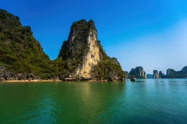 Rock Island Halong Bay, Vietnam, Güneydoğu Asya'da doğal görünümünü. UNESCO dünya mirası. Dağ Adaları'nda Ha uzun Bay. Güzel manzara popüler Asya Simgesel Yapı ünlü hedef Vietnam