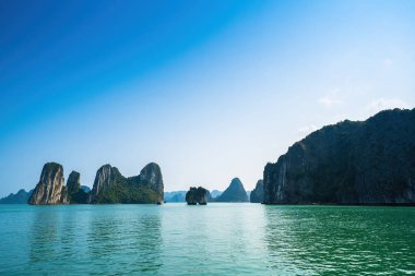 Vietnam, HaLong Bay 'deki kaya hırsızı Huong adasının manzarası. UNESCO Dünya Mirası Alanı. Ha Long Bay 'deki dağ adaları. Güzel bir manzara. Asya 'nın meşhur Vietnam bölgesi.