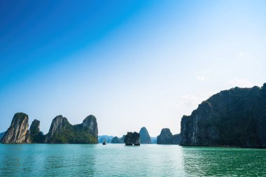 Vietnam, HaLong Bay 'deki kaya hırsızı Huong adasının manzarası. UNESCO Dünya Mirası Alanı. Ha Long Bay 'deki dağ adaları. Güzel bir manzara. Asya 'nın meşhur Vietnam bölgesi.