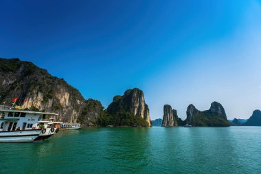 Rock Island Halong Bay, Vietnam, Güneydoğu Asya'da doğal görünümünü. UNESCO dünya mirası. Dağ Adaları'nda Ha uzun Bay. Güzel manzara popüler Asya Simgesel Yapı ünlü hedef Vietnam