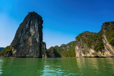 Rock Island Halong Bay, Vietnam, Güneydoğu Asya'da doğal görünümünü. UNESCO dünya mirası. Dağ Adaları'nda Ha uzun Bay. Güzel manzara popüler Asya Simgesel Yapı ünlü hedef Vietnam