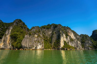 Rock Island Halong Bay, Vietnam, Güneydoğu Asya'da doğal görünümünü. UNESCO dünya mirası. Dağ Adaları'nda Ha uzun Bay. Güzel manzara popüler Asya Simgesel Yapı ünlü hedef Vietnam