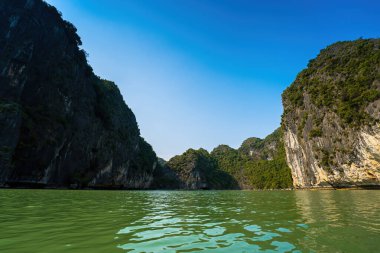 Rock Island Halong Bay, Vietnam, Güneydoğu Asya'da doğal görünümünü. UNESCO dünya mirası. Dağ Adaları'nda Ha uzun Bay. Güzel manzara popüler Asya Simgesel Yapı ünlü hedef Vietnam