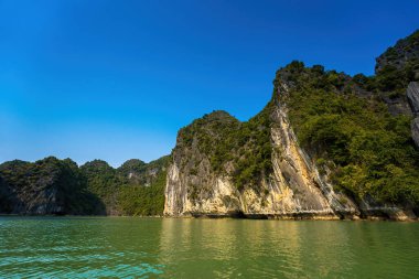 Rock Island Halong Bay, Vietnam, Güneydoğu Asya'da doğal görünümünü. UNESCO dünya mirası. Dağ Adaları'nda Ha uzun Bay. Güzel manzara popüler Asya Simgesel Yapı ünlü hedef Vietnam