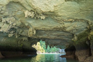 Rock Island Halong Bay, Vietnam, Güneydoğu Asya'da doğal görünümünü. UNESCO dünya mirası. Dağ Adaları'nda Ha uzun Bay. Güzel manzara popüler Asya Simgesel Yapı ünlü hedef Vietnam
