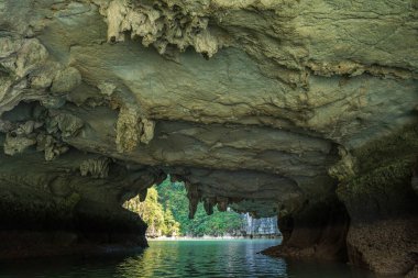Rock Island Halong Bay, Vietnam, Güneydoğu Asya'da doğal görünümünü. UNESCO dünya mirası. Dağ Adaları'nda Ha uzun Bay. Güzel manzara popüler Asya Simgesel Yapı ünlü hedef Vietnam