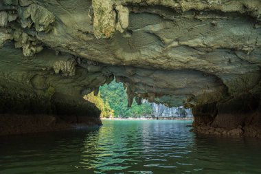 Rock Island Halong Bay, Vietnam, Güneydoğu Asya'da doğal görünümünü. UNESCO dünya mirası. Dağ Adaları'nda Ha uzun Bay. Güzel manzara popüler Asya Simgesel Yapı ünlü hedef Vietnam