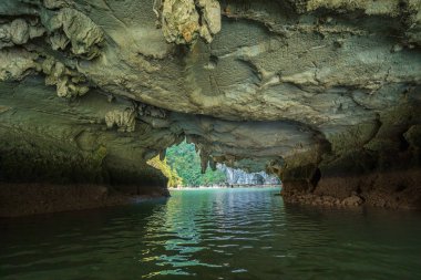 Rock Island Halong Bay, Vietnam, Güneydoğu Asya'da doğal görünümünü. UNESCO dünya mirası. Dağ Adaları'nda Ha uzun Bay. Güzel manzara popüler Asya Simgesel Yapı ünlü hedef Vietnam