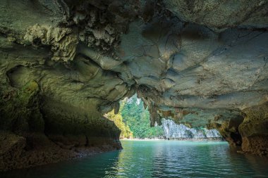 Rock Island Halong Bay, Vietnam, Güneydoğu Asya'da doğal görünümünü. UNESCO dünya mirası. Dağ Adaları'nda Ha uzun Bay. Güzel manzara popüler Asya Simgesel Yapı ünlü hedef Vietnam