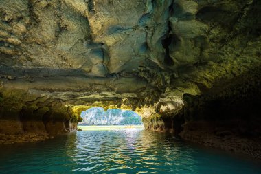 Rock Island Halong Bay, Vietnam, Güneydoğu Asya'da doğal görünümünü. UNESCO dünya mirası. Dağ Adaları'nda Ha uzun Bay. Güzel manzara popüler Asya Simgesel Yapı ünlü hedef Vietnam