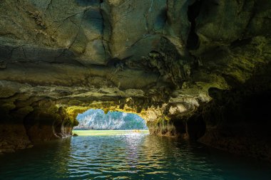 Rock Island Halong Bay, Vietnam, Güneydoğu Asya'da doğal görünümünü. UNESCO dünya mirası. Dağ Adaları'nda Ha uzun Bay. Güzel manzara popüler Asya Simgesel Yapı ünlü hedef Vietnam