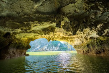 Rock Island Halong Bay, Vietnam, Güneydoğu Asya'da doğal görünümünü. UNESCO dünya mirası. Dağ Adaları'nda Ha uzun Bay. Güzel manzara popüler Asya Simgesel Yapı ünlü hedef Vietnam