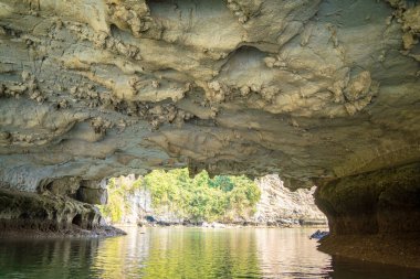 Rock Island Halong Bay, Vietnam, Güneydoğu Asya'da doğal görünümünü. UNESCO dünya mirası. Dağ Adaları'nda Ha uzun Bay. Güzel manzara popüler Asya Simgesel Yapı ünlü hedef Vietnam