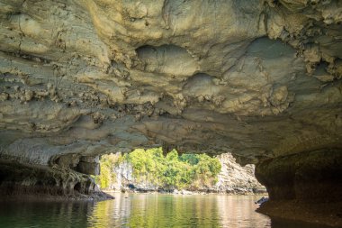 Rock Island Halong Bay, Vietnam, Güneydoğu Asya'da doğal görünümünü. UNESCO dünya mirası. Dağ Adaları'nda Ha uzun Bay. Güzel manzara popüler Asya Simgesel Yapı ünlü hedef Vietnam