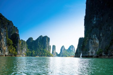 Rock Island Halong Bay, Vietnam, Güneydoğu Asya'da doğal görünümünü. UNESCO dünya mirası. Dağ Adaları'nda Ha uzun Bay. Güzel manzara popüler Asya Simgesel Yapı ünlü hedef Vietnam