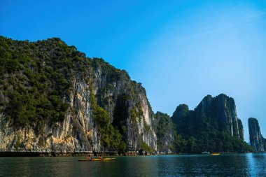 Rock Island Halong Bay, Vietnam, Güneydoğu Asya'da doğal görünümünü. UNESCO dünya mirası. Dağ Adaları'nda Ha uzun Bay. Güzel manzara popüler Asya Simgesel Yapı ünlü hedef Vietnam