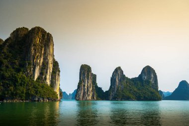 Rock Island Halong Bay, Vietnam, Güneydoğu Asya'da doğal görünümünü. UNESCO dünya mirası. Dağ Adaları'nda Ha uzun Bay. Güzel manzara popüler Asya Simgesel Yapı ünlü hedef Vietnam