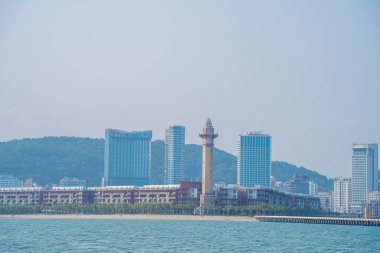 Çok sisli bir günde Ha Long Şehri Vietnam 'daki Bai Chay Sahili' nde bulunan tuğla deniz feneri. Bai Chay Sahili, Ha long Bay, Vietnam 'daki ana şehir plajı..
