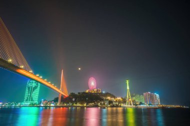 Bai Chay köprü gece ışıkları parıldayan iki yarımada Hon Gai ve Bai Chay Ha Long şehir, Quang Ninh eyaleti, Vietnam bağlı