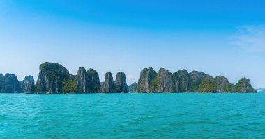 Rock Island Halong Bay, Vietnam, Güneydoğu Asya'da doğal görünümünü. UNESCO dünya mirası. Dağ Adaları'nda Ha uzun Bay. Güzel manzara popüler Asya Simgesel Yapı ünlü hedef Vietnam