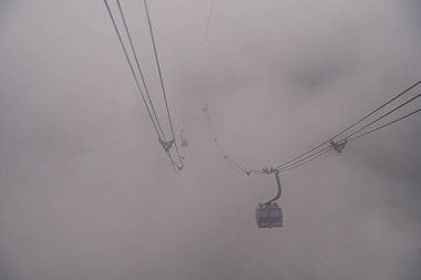 Elektrikli teleferik Fansipan Dağı 'na ya da Pang Xi Pang Dağı' na gider. Tapınağın bulunduğu yer Hoang Lien Son Dağı 'nın ünlü bir eğlence yeridir.
