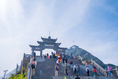 Pagoda, Fanispan Dağı 'nın tepesinde, Sapa bölgesi, Lao Cai, Vietnam. Büyük çan kulesi - Vong Linh Cao Dai Bich Van Zen Manastırı 'nın ana eksenindeki nöbetçi kulesidir..