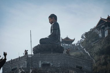 Fansipan Dağı, Sapa Bölgesi, Lao Cai, Vietnam 'ın tepesinde dev Buda heykeli olan manzara. Fansipan 'ın tepesindeki Buda heykeli Hindiçin' in çatısı.