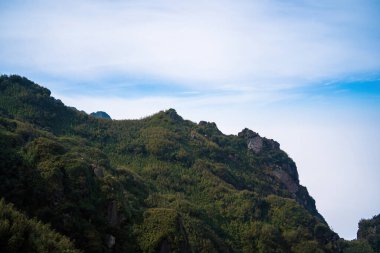 Sapa Hoang Lien Son Dağı 'ndaki Fansipan Dağı' nın zirvesinden Rocky Dağı tepeleri Lao Cai 'deki sisli bulutların arasından çıkar. Manzaralı hava manzarası. Bulutların ya da sislerin üzerinden uç.