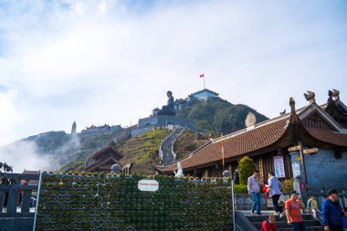 Fansipan Dağı, Sapa Bölgesi, Lao Cai, Vietnam 'ın tepesinde dev Buda heykeli olan manzara. Fansipan 'ın tepesindeki Buda heykeli Hindiçin' in çatısı.