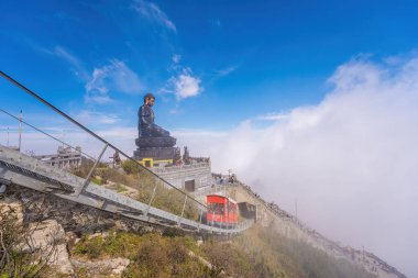 Fansipan Dağı, Sapa Bölgesi, Lao Cai, Vietnam 'ın tepesinde dev Buda heykeli olan manzara. Fansipan 'ın tepesindeki Buda heykeli Hindiçin' in çatısı.