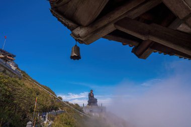 Fansipan Dağı, Sapa Bölgesi, Lao Cai, Vietnam 'ın tepesinde dev Buda heykeli olan manzara. Fansipan 'ın tepesindeki Buda heykeli Hindiçin' in çatısı.