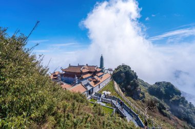 Pagoda, Fanispan Dağı 'nın tepesinde, Sapa bölgesi, Lao Cai, Vietnam. Büyük çan kulesi - Vong Linh Cao Dai Bich Van Zen Manastırı 'nın ana eksenindeki nöbetçi kulesidir..