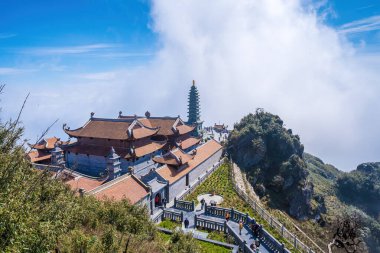 Fansipan Dağı, Sapa Bölgesi, Lao Cai, Vietnam 'ın tepesinde dev Buda heykeli olan manzara. Fansipan 'ın tepesindeki Buda heykeli Hindiçin' in çatısı.