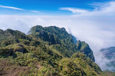 Sapa Hoang Lien Son Dağı 'ndaki Fansipan Dağı' nın zirvesinden Rocky Dağı tepeleri Lao Cai 'deki sisli bulutların arasından çıkar. Manzaralı hava manzarası. Bulutların ya da sislerin üzerinden uç.