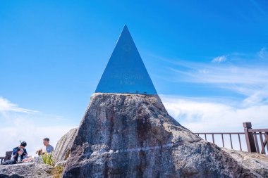 Lao Cai, Vietnam - MAR 12 2023: Fansipan Dağı 'nın tepesinde bayraklı insanlar, Hindiçin' in en yüksek dağ zirvesi, Vietnam 'ın kuzeyinde sapa lao cai bölgesi