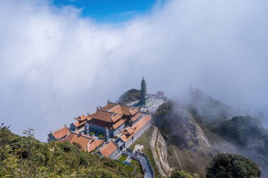 Pagoda, Fanispan Dağı 'nın tepesinde, Sapa bölgesi, Lao Cai, Vietnam. Büyük çan kulesi - Vong Linh Cao Dai Bich Van Zen Manastırı 'nın ana eksenindeki nöbetçi kulesidir..