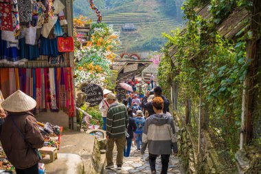 Lao Cai, Vietnam- MAR 12 2023: Sapa 'da bir dağlık kültür köyü olan Kedi Köyü' nün güzel manzarası. Sapa yakınlarındaki Cat Hmong köyünde geleneksel renkli kıyafetlerle dolu bir market.