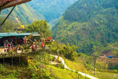 Lao Cai, Vietnam- MAR 12 2023: Sapa 'da bir dağlık kültür köyü olan Kedi Köyü' nün güzel manzarası. Sapa yakınlarındaki Cat Hmong köyünde geleneksel renkli kıyafetlerle dolu bir market.