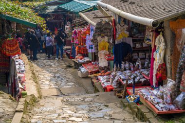 Lao Cai, Vietnam- MAR 12 2023: Sapa 'da bir dağlık kültür köyü olan Kedi Köyü' nün güzel manzarası. Sapa yakınlarındaki Cat Hmong köyünde geleneksel renkli kıyafetlerle dolu bir market.
