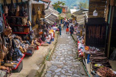 Lao Cai, Vietnam- MAR 12 2023: Sapa 'da bir dağlık kültür köyü olan Kedi Köyü' nün güzel manzarası. Sapa yakınlarındaki Cat Hmong köyünde geleneksel renkli kıyafetlerle dolu bir market.