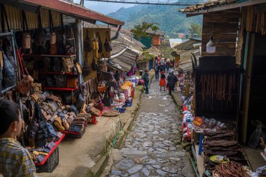 Lao Cai, Vietnam- MAR 12 2023: Sapa 'da bir dağlık kültür köyü olan Kedi Köyü' nün güzel manzarası. Sapa yakınlarındaki Cat Hmong köyünde geleneksel renkli kıyafetlerle dolu bir market.