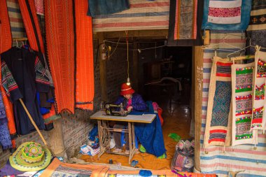 Lao Cai - VIETNAM MAR 12 2023: Genç H 'mong kızları geleneksel H' mong kostümlerini dikiş makineleriyle dikmeyi öğreniyorlar. Ulusal kıyafetler, giysilerdeki nakış desenleri, siyah Hmong kabileleri.