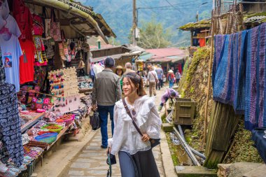 Lao Cai, Vietnam- MAR 12 2023: Sapa 'da bir dağlık kültür köyü olan Kedi Köyü' nün güzel manzarası. Sapa yakınlarındaki Cat Hmong köyünde geleneksel renkli kıyafetlerle dolu bir market.