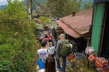 Lao Cai, Vietnam- MAR 12 2023: Sapa 'da bir dağlık kültür köyü olan Kedi Köyü' nün güzel manzarası. Sapa yakınlarındaki Cat Hmong köyünde geleneksel renkli kıyafetlerle dolu bir market.